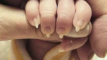 Imaginea ASTA a indignat mii de părinţi. Ce a păţit bebeluşul a pus pe jar internauţii