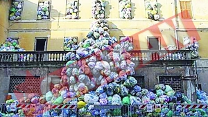 Casa plina de gunoaie in Italia
