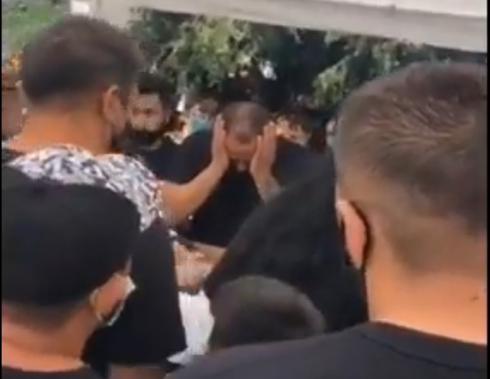 Scene ULUITOARE la căpătâiul lui Emi Pian! Sorin Copilul de Aur a căzut în genunchi în timp ce cânta + Interlopii au ”aruncat” cu bani VIDEO