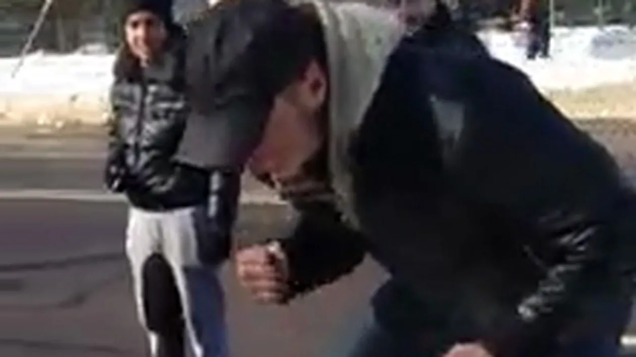 Doamne, ce animal! Smardoiul asta de cartier a dat-o parte in parte cu un caine - L-a lasat lat pe bietul animal dintr-un pumn, iar apoi i-a scuipat si injurat pe cei care l-au filmat!