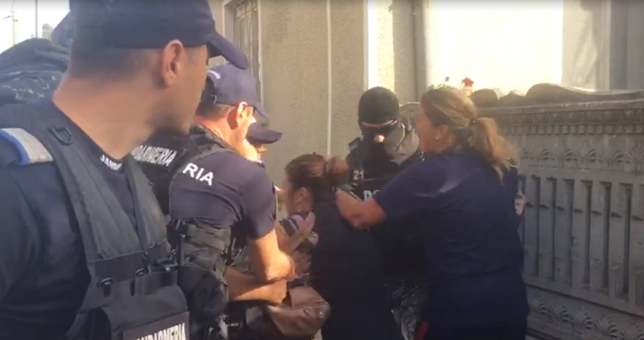 Transfigurată de durere, mama Luizei Melencu s-a luptat cu jandarmii ca să ajungă la Gheorghe Dincă. Ce a strigat bunica fetei