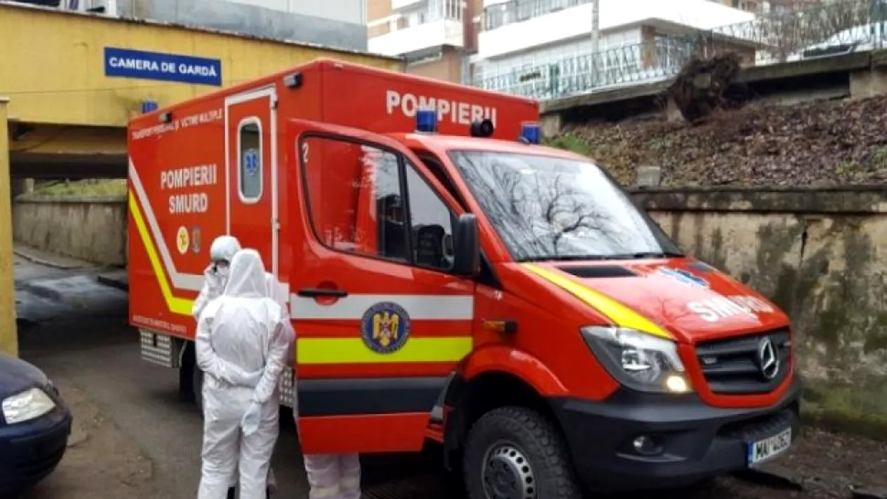 Revoltător! Un ambulanțier în combinezon prins cu bandă adezivă a fost trimis la un pacient cu coronavirus