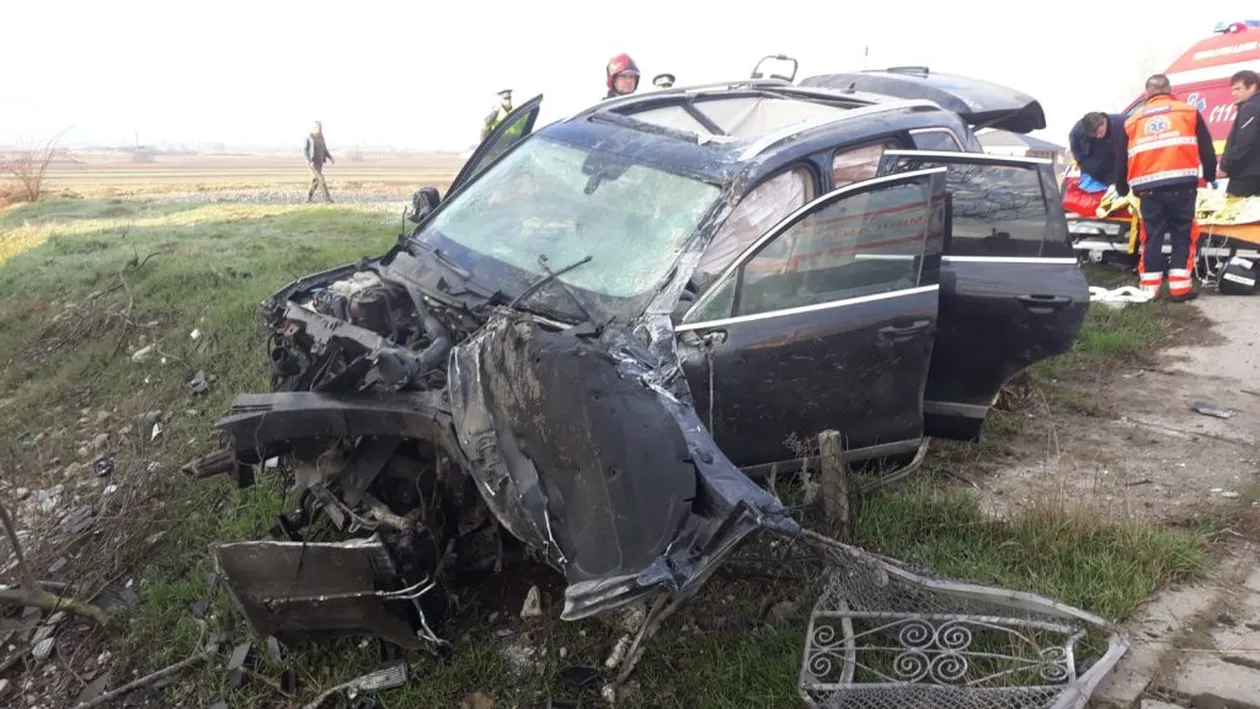 Accident grav în Bistrița-Năsăud, după ce o mașină a intrat în capul unui pod! Un mort și trei răniți