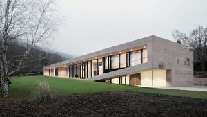 Casa din piatră – rafinament şi eleganţă! Designul unic şi amplasamentul o fac o raritate! Cum arată la interior