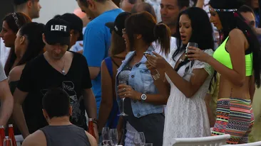 A confundat o petrecere de fite cu una de Halloween! Andreea Podarescu s-a deghizatat intr-un personaj de... desene animate!