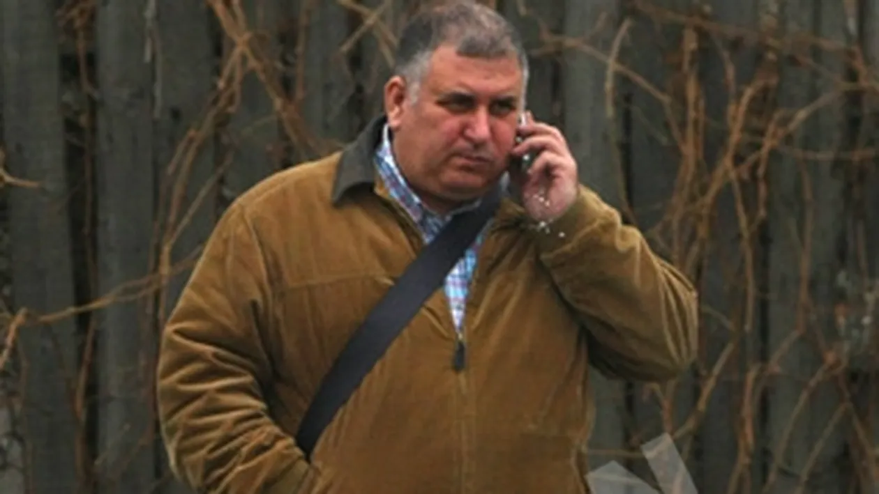 Poti sa vorbesti la telefon, sa scuipi si sa te scarpini in fund in acelasi timp? Maestrul Varlan poate!