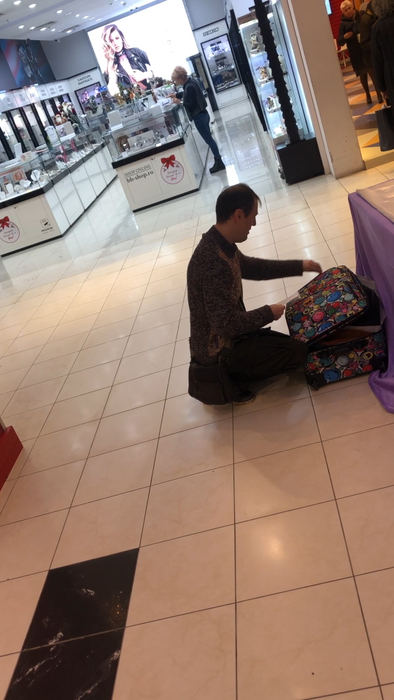 Aflat la mall, Călin Geambașu s-a pus în genunchi în fața unei hostese
