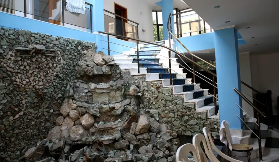 Oneață are o super vilă în Titan