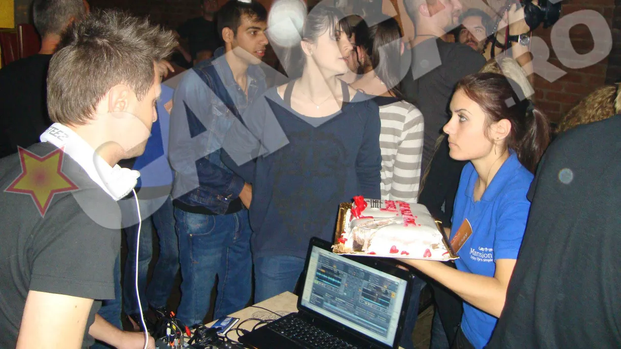 Chef de chef de ziua lui Sore, intr-un club din Pitesti! Membrii trupei Lala Band au dansat “trenuletul” si s-au urcat pe mese!