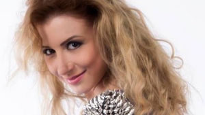 Lovita numai de ghinioane! Dupa ce tatal ei s-a sinucis, o celebra cantareata si-a anulat nunta in ultimul moment!
