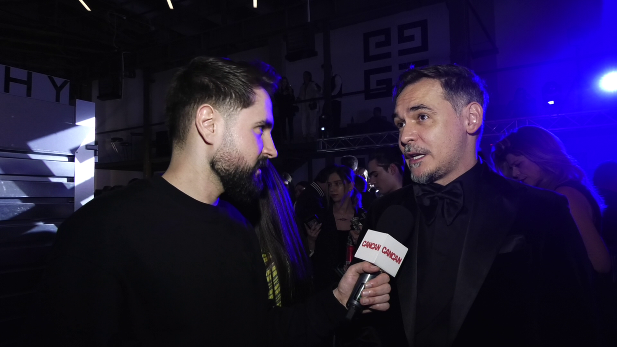 Răzvan Simion: "Producem plus valoare pentru televiziunea care se numește Antena 1, patru ore pe zi, șase zile pe săptămână. Asta înseamnă că 24 de ore live, dintr-o săptămână, suntem numai noi. Și atunci nu poți să îți iei bagajele, cum s-a mai întâmplat, și să pleci că ai o criză de identitate. Nu mai ești doar al tău și al familiei tale, ci depind foarte mulți oameni de tine!" (Foto: captură video)