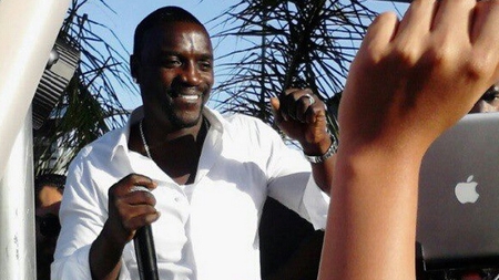 Fite de star! Celebrul Akon a cerut 200.000 € si camera in care a dormit Michael Jackson ca sa vina in Romania
