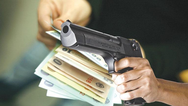 Jaf armat la o bancă din Capitală, hoţul a plecat cu bani