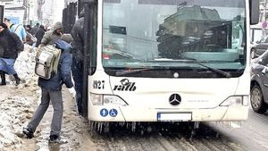Programul de Crăciun al mijloacelor de transport în comun, al magazinelor, băncilor şi spitalelor. Care sunt centrele comerciale deschise non-stop