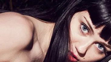 Miley Cyrus, goala pe un cal! S-a facut bruneta si s-a dezbracat pentru a-si promova noul album