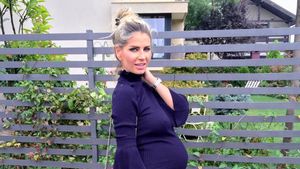 ANDREEA BĂNICĂ s-a dezbrăcat şi s-a filmat în toată splendoarea! Vedeta a arătat mişcările bebeluşului pe care îl poartă în pântece