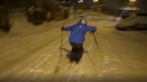 VIDEO SENZAȚIONAL. Pe străzile din Craiova se schiază, în timp ce tramvaiele deraiază
