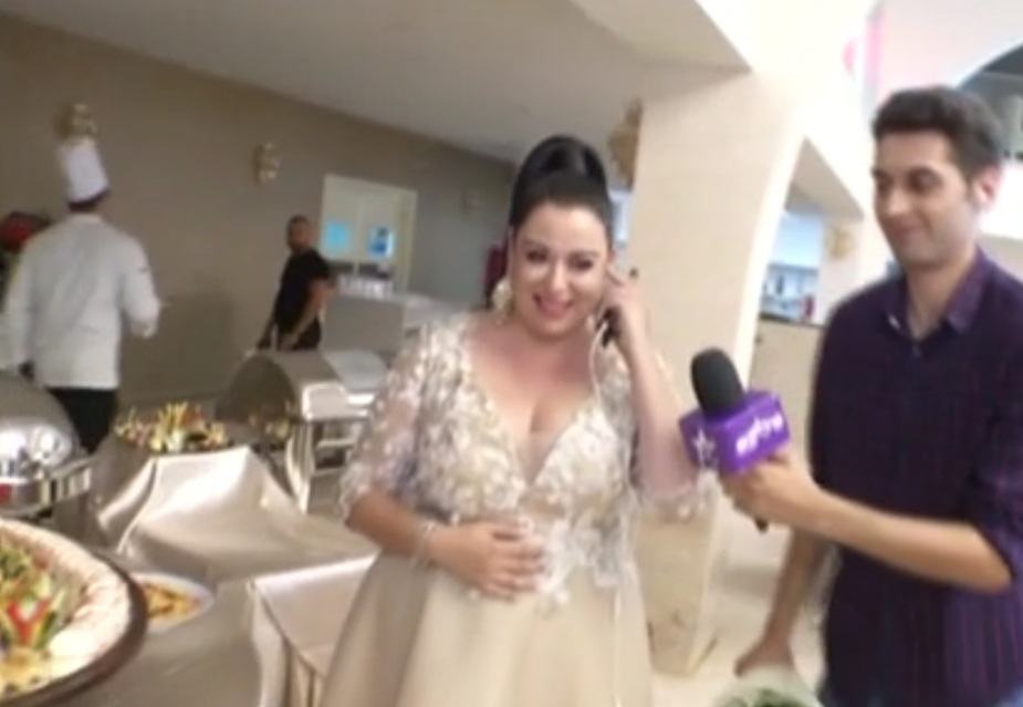 Oana Roman a îmbrăcat rochia de mireasă mult dorită la 4 ani de la nuntă: “Nicio relație nu e perfectă”. Prezentatoarea s-a asortat cu fiica ei