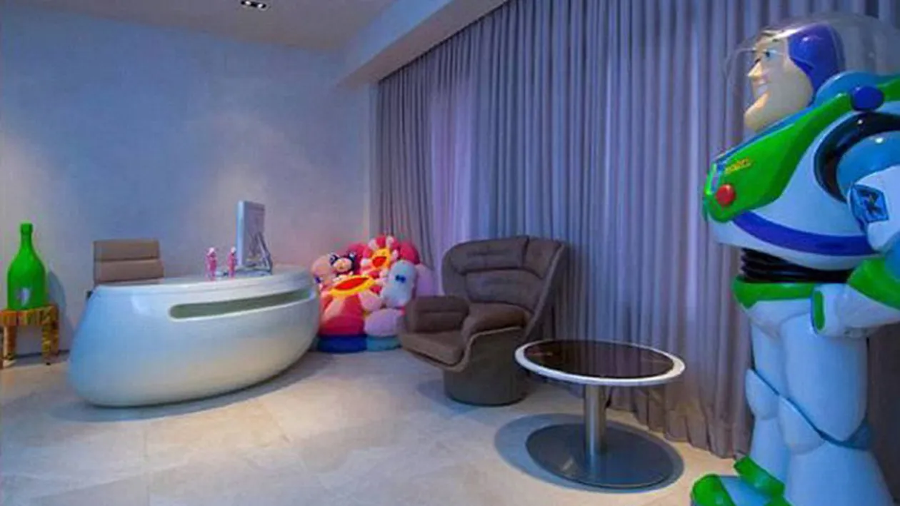 Vezi ce au gasit hotii in casa neobisnuit de colorata a rapper-ului Kanye West!