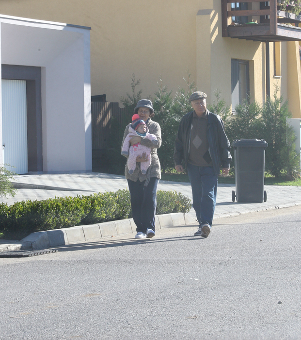 Părinţii Simonei Gherghe şi-au scos nepoţica la plimbare