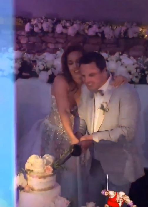 Adina Butar şi Markus Schulz au tăiat tortul cu o sabie de samurai