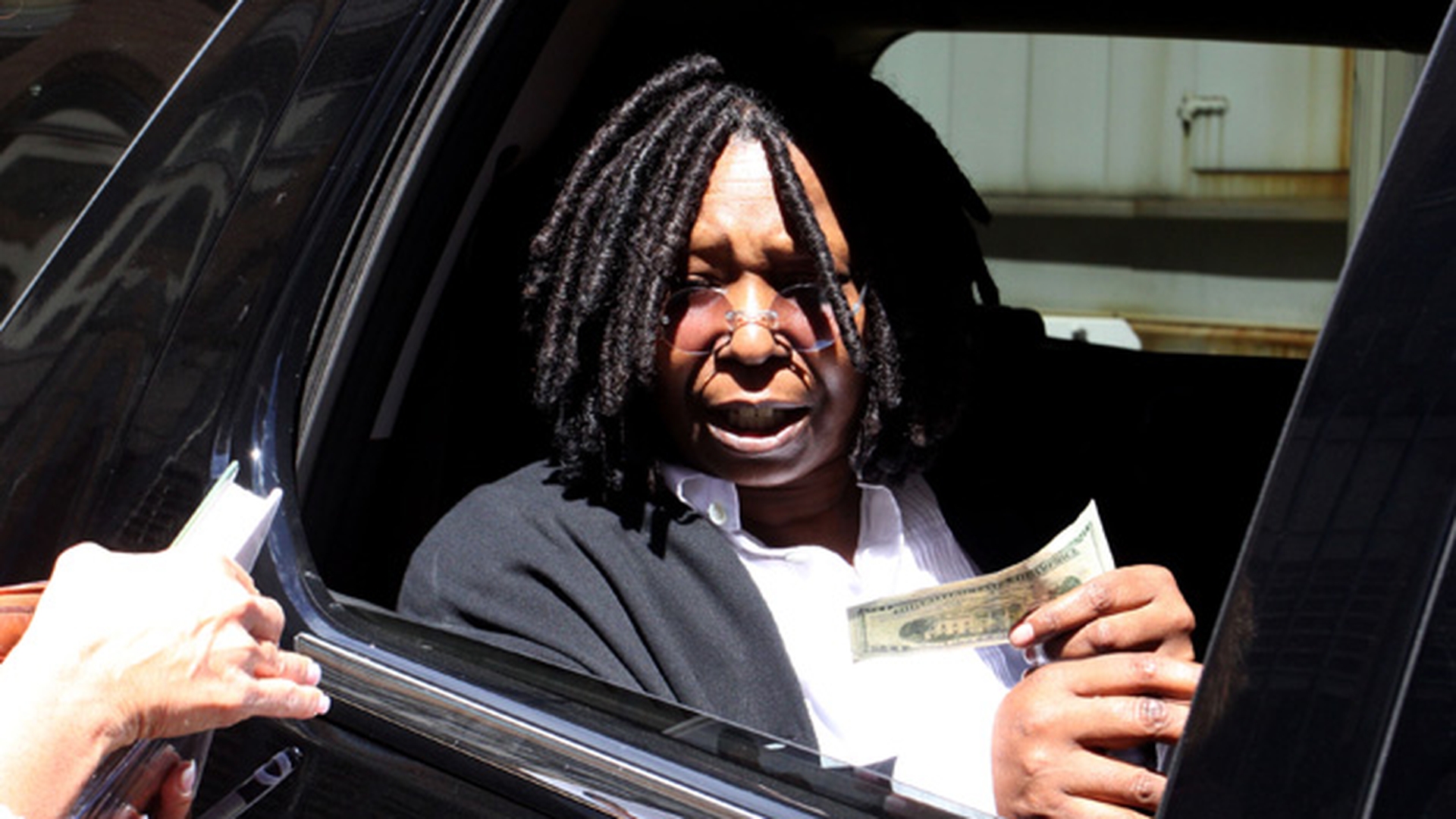 N-o sa va vina sa credeti pe ce da autografe actrita Whoopi Goldberg