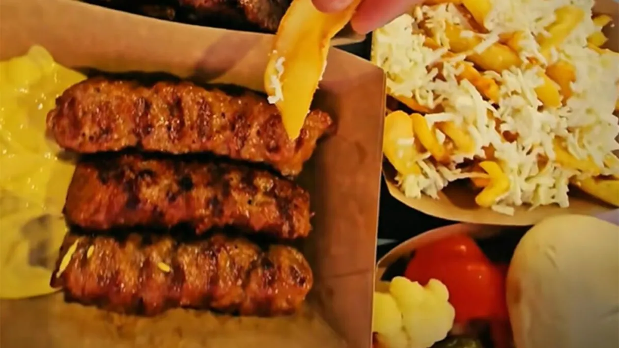 Mai scump ca la restaurant! Cât costă 3 mici cu cartofi prăjiți, la Târgul de Crăciun 2025 din Craiova