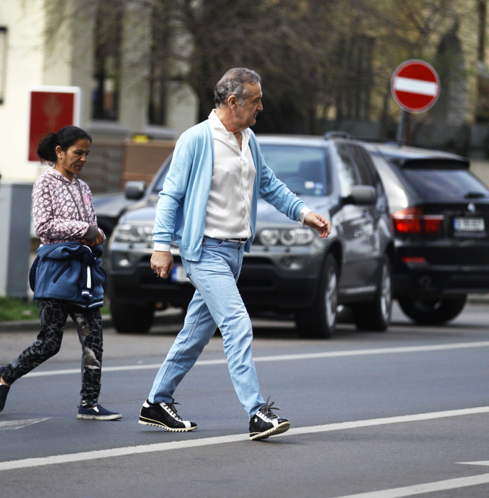 Gigi Becali și-a parcat luxosul Maybach în stația de autobuz
