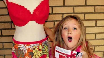 Obsedata de operatii estetice! I-a daruit fiicei de sapte ani un voucher pentru o operatie de marire a bustului