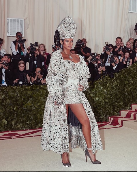 Rihanna, îmbrăcată ca femeia-papă pe care Vaticanul nu a avut-o vreodată