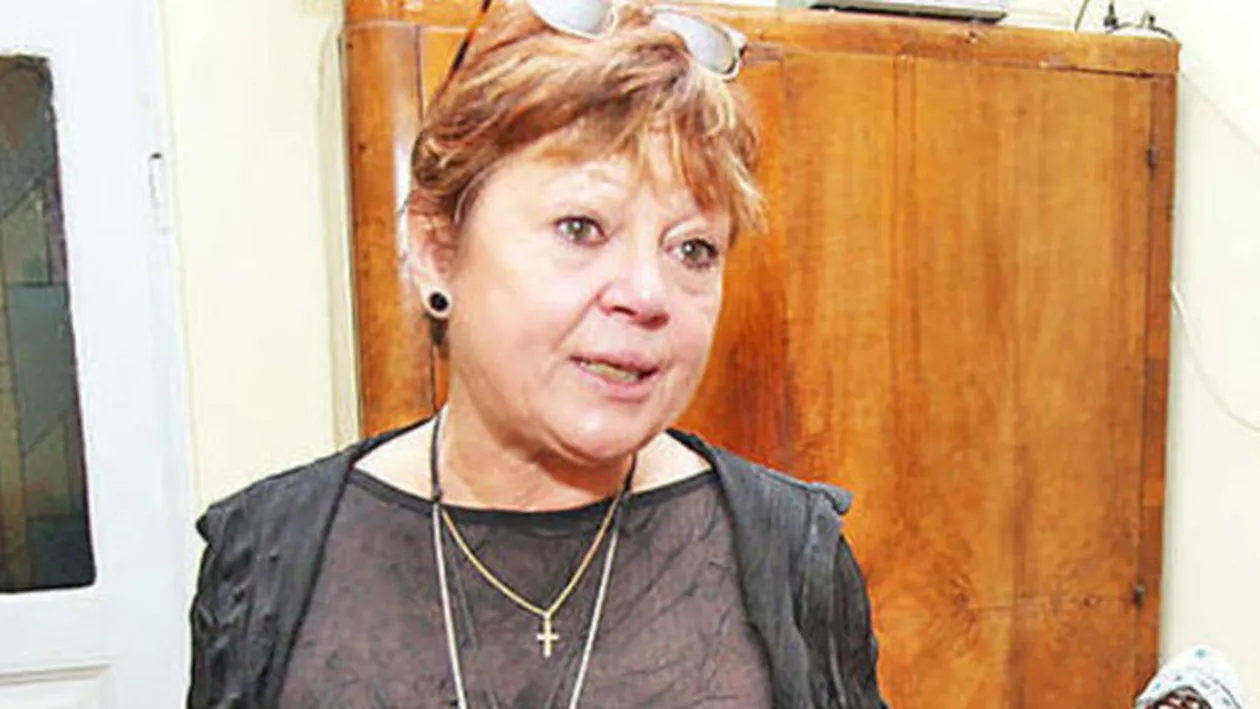 Anca Pandrea da petrecere la cimitir cu tort si sampanie