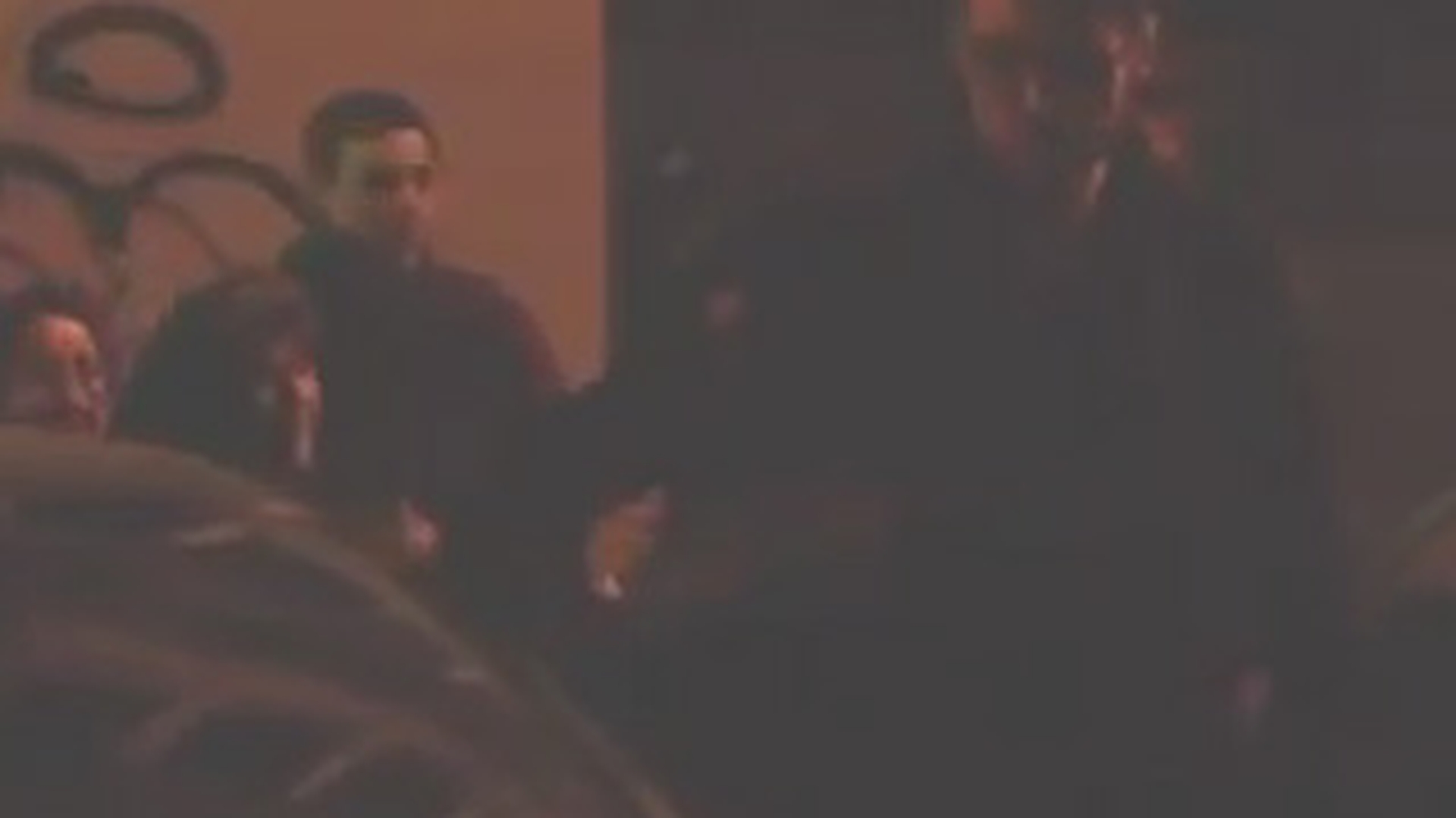Cum incearca politistii sa-i impiedice pe tineri sa se urce beti la volan: Au trimis un grup de bocitoare la iesirea din cluburi si le-au legat prosoape la oglinzi!