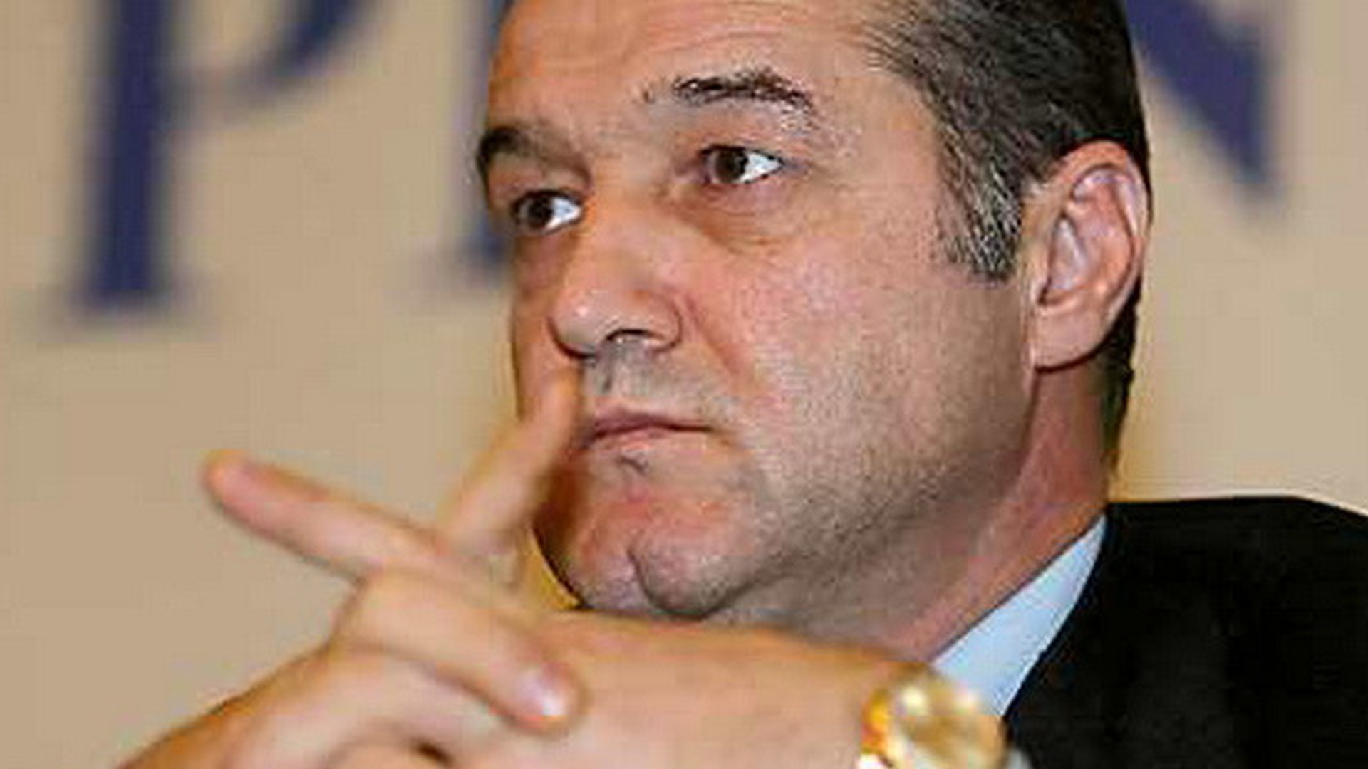 Obligat sa plateasca dupa ce a mers fara rovinieta. Gigi Becali, urmarit in toata tara.