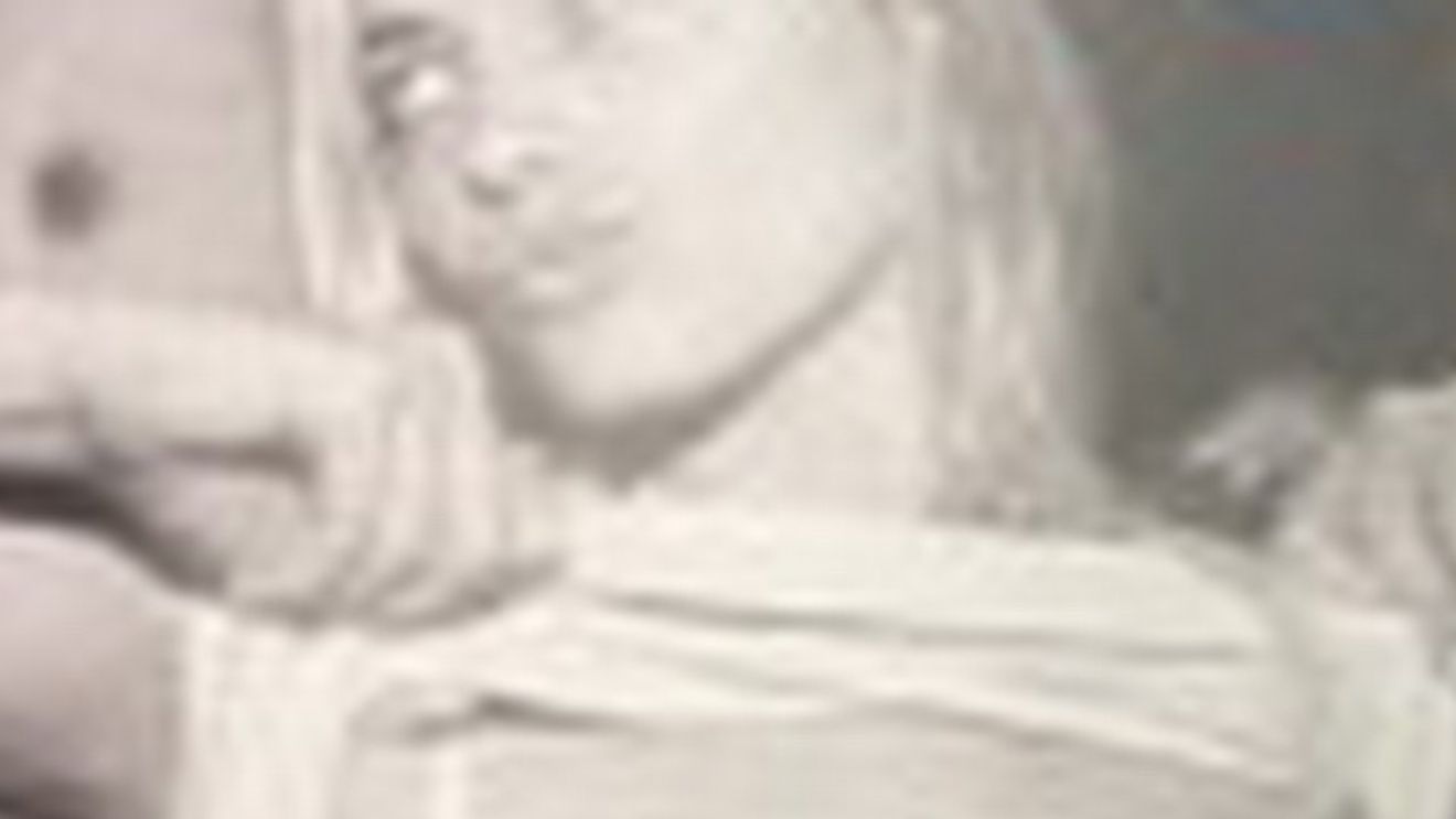 A INSELAT-O? Uite cum a fost fotografiat in compania unei blonde sexy! Si-a ridicat bluza in prezenta lui si...