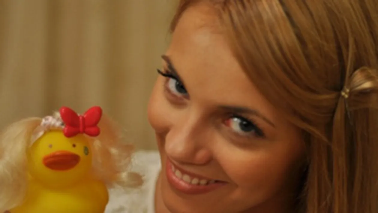 Andreea Ibacka este socata de noua moda din manichiura: oja care se crapa!