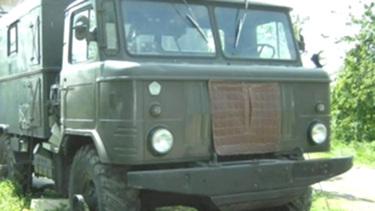 Un barbat care nu s-a asigurat la coborarea din masina a murit prins sub rotile unui camion militar