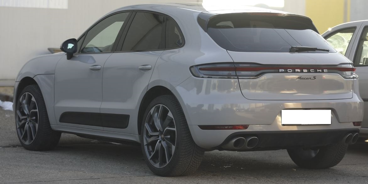 Geanina din "Las Fierbinți" și-a cumpărat un Porsche Macan S pe care a plătit 70.000 de euro (SURSA FOTO: CANCAN.RO)