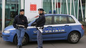 Gest impresionant de solidaritate! Doi polițiști au jucat rolul de baby-sitter în plină epidemie de coronavirus