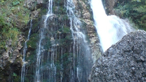 Un bucurestean a cazut de la opt metri in cascada Urlatoarea din Muntii Bucegi!