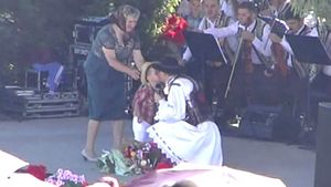 Incredibil! Deşi este anchetat pentru corupere de minori, Cristian Pomohaci a pupat pe gură copii la ultimul său concert!