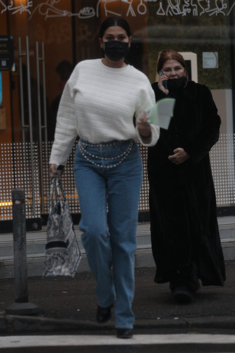 Roxana Dobre a fost însoțită de mama ei în vizita la bancă (Foto: CANCAN.RO)