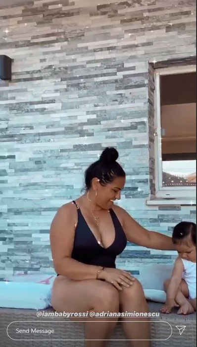 Îmbrăcată sumar, Adriana Simionescu, dans provocator pe marginea piscinei! Soția lui Adrian Minune a purtat un costum de baie sexy și s-a distrat alături de fiicele sale