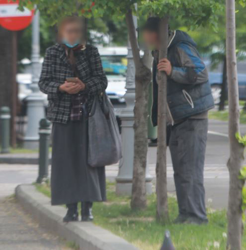 Gigi Becali, așteptat de doi sărmani în fața "Palatului"