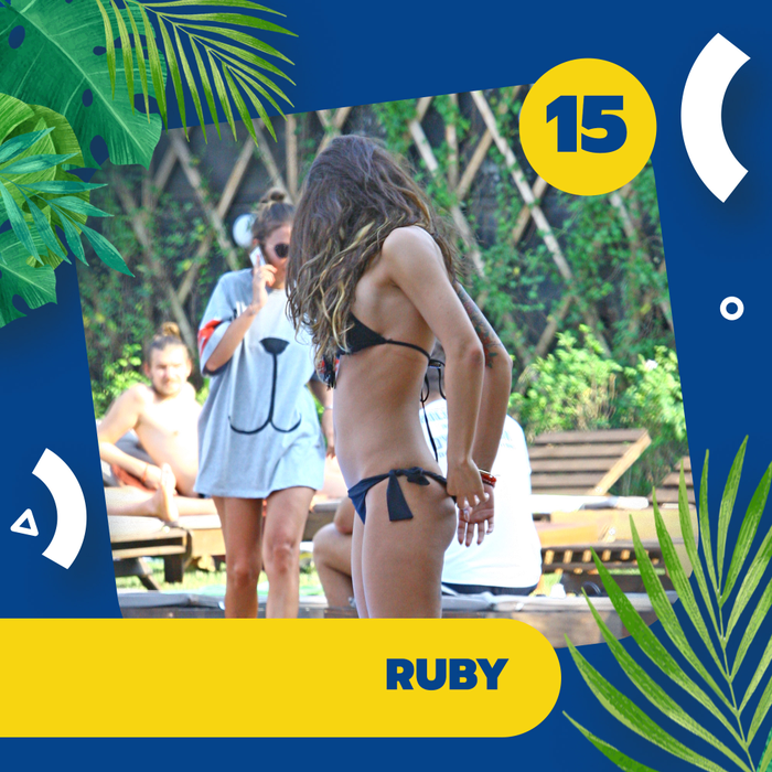 Top 40 de vedete puse în "dificultate" de bikini