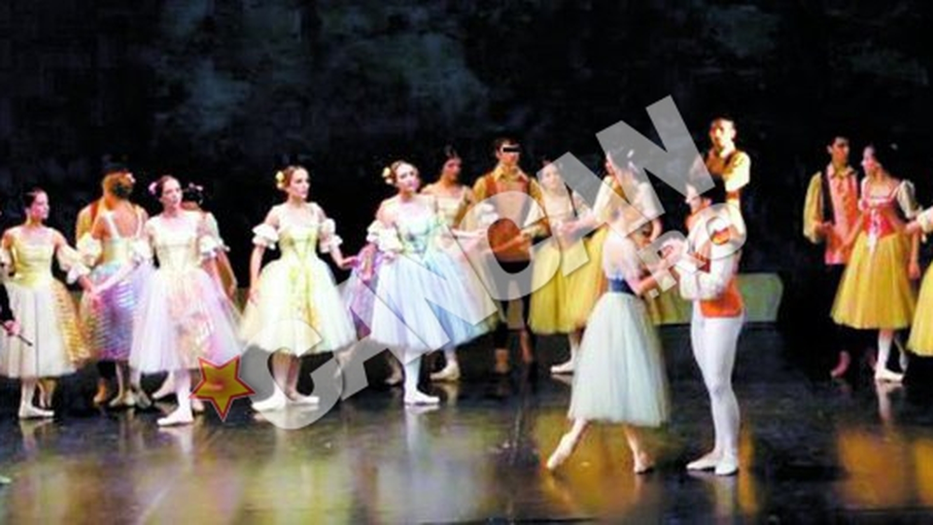 Scene de dragoste surprinse intr-o sala de studiu al dansului la Opera din Timisoara! Lectie de amor cu profa de balet