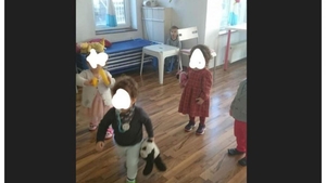Copil de 2 ani ținut departe de ceilalți copii de la grădiniță. Educatoarea: ”Nu am avut de ales!”