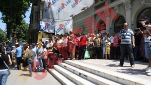 Trupul neinsufletit al lui Jean Constantin a fost depus la Teatrul Fantasio in aplauzele a sute de oameni