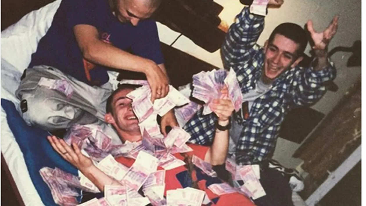 Imaginea pe care n-a văzut-o nimeni până acum! PUYA, în pat cu ŞIŞU, acoperiţi de un maldăr de bani