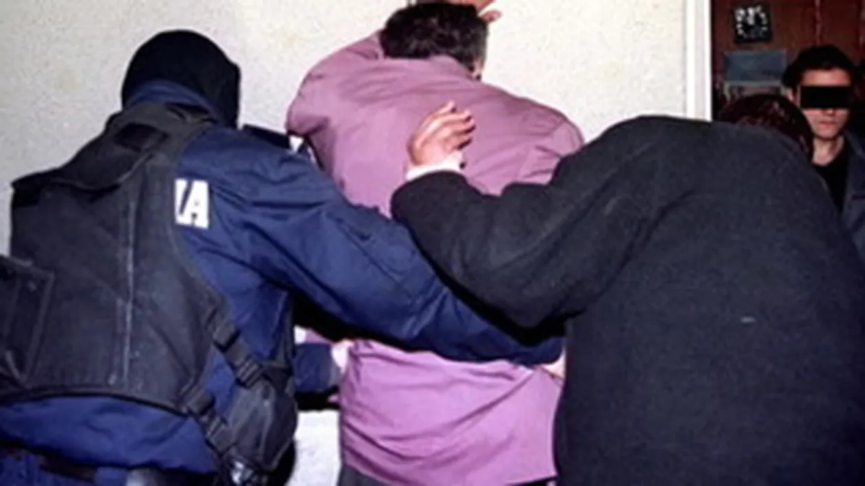 Barbatul care a racolat 11 tineri pentru a intretine raporturi sexuale cu ei a fost trimis in judecata!