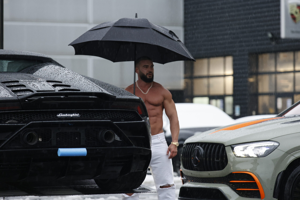 Dorian Popa a sfidat temperaturile negative pentru a-și filma cadrele de vlog (Foto: CANCAN.RO)